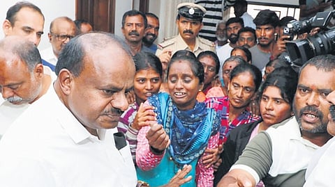 Union Minister for Steel and Heavy Industries HD Kumaraswamy interacts with residents of Nagamangala town in Mandya district on Friday.