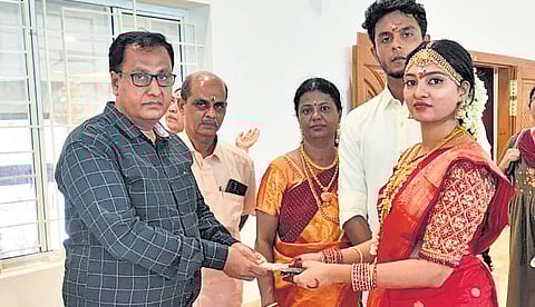 Newly-wed couple Hariharan and Thenmozhi donating their gift money to Aiswaryam Trust in Madurai on Tuesday