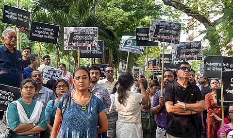 The staffers of the state-run medical college and hospital located in Kamarhati near Kolkata claimed that they were beaten up by the relatives of a patient who died during treatment.