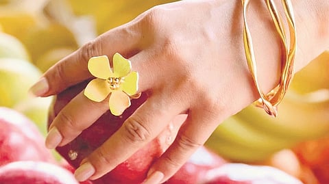 One such standout piece is the unisex ring. Its broad, textured surface is reminiscent of organic patterns found in our surroundings.