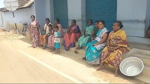 People in various parts of Tirunelveli and Tenkasi districts experienced tremors accompanied by a loud sound and ran out of their homes with their children on Sunday.