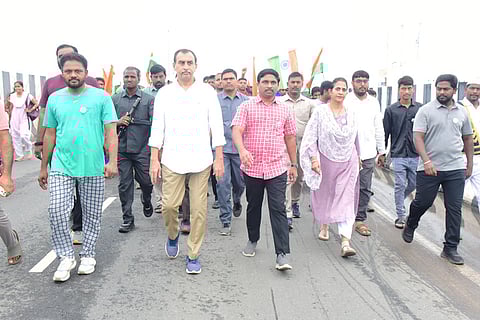 Swachhta hi Seva rally was conducted in association with the municipal corporation in Karimnagar on Wednesday.