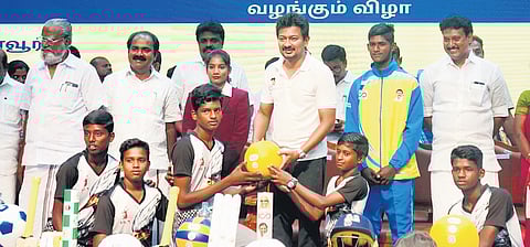 Sports Minister Udhayanidhi distributed sports kits in Kumbakonam