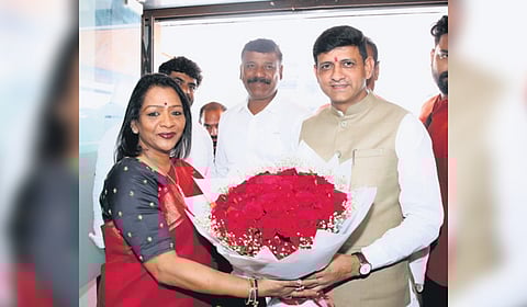 Mayor Gadwal Vijayalaxmi gives a bouquet to her Indore counterpart during a visit to the city in Madhya Pradesh on Wednesday