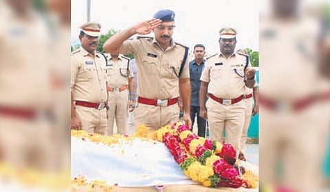 Along with Assistant SP TP Vittaleswar and Deputy SP Chandra Mohan, the SP paid floral tributes to Foxy and conducted its last rites.