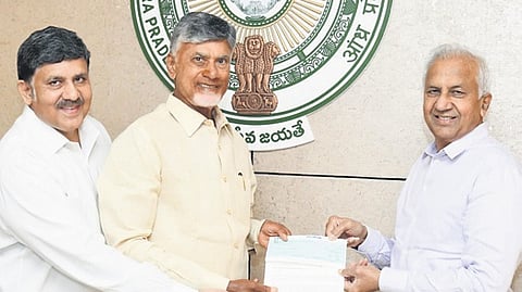 ITC Group Chairman and Managing Director Sanjiv Puri called on the Chief Minister and handed over a cheque for Rs 2 crore.