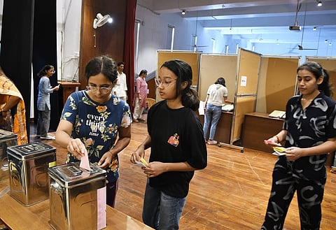 DU students casting their votes