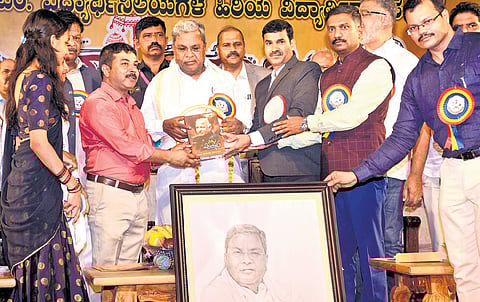 Mysuru District BCM Hostel Senior Students Association members felicitate Chief Minister Siddaramaiah in Mysuru on Sunday