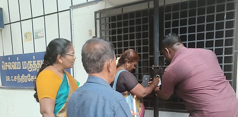 Tirunelveli Joint Director, Health Services Dr Latha and Ambasamudram Tahsildar Sabari Mallika sealed a private clinic where nurses were treating the patients by getting instructions from the doctor through video call