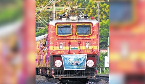 The Ratnachal Express, alongside sister trains Pinakini and Satavahana Express, remains a key transport link for commuters.