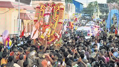 The procession carrying Navaratri idols on its way to Padmanabhaswamy Temple reaching Siva Temple at Karamana on Thursday.