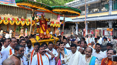 The procession of utsav idols of Goddess Kanaka Durga to mark the beginning of Dussehra festivities atop Indrakeladri hill in Vijayawada on Thursday.