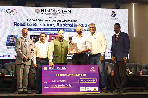 Hindustan Institute of Technology and Science pro chancellor Ashok G Verghese presents a cheque to PR Sreejesh during a felicitation function in Chennai on Saturday (Photo | Express)