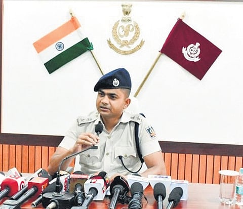 Keonjhar SP Kushalkar Nitin Dagudu briefing mediapersons about the crime on Sunday