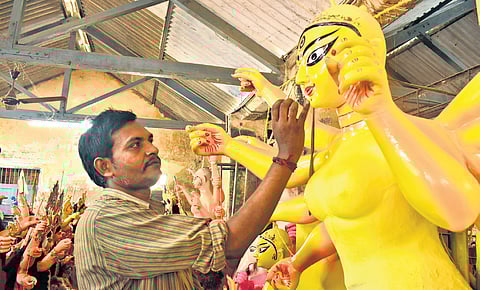 As the pandals of Kolkata are set to begin their festivities, in Chennai, a small hut is also gearing for the Durga Pujo.