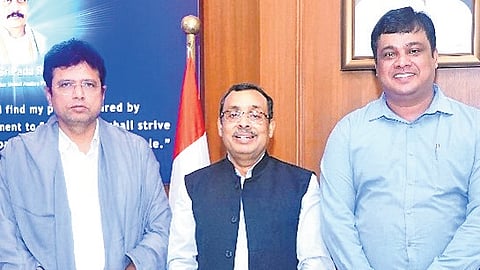 IT & Industries Minister D Sridhar
Babu with EDII director Abdul Razak in Hyderabad on Tuesday