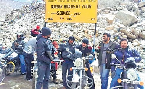 Major Chandrakant Nair conducting the ‘On Top Of The World’ quiz competition at Khardung La
