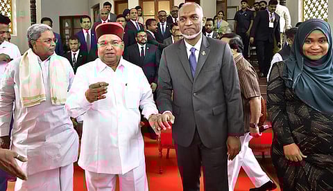 Governor Thaawarchand Gehlot and Chief Minister Siddaramaiah receive President of the Maldives, Dr Mohamed Muizzu, and his wife, First Lady Sajidha Mohamed, at Raj Bhavan in Bengaluru on Wednesday