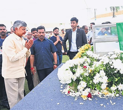 Andhra Pradesh Chief Minister N Chandrababu Naidu, Tata Sons chairman N Chandrasekaran, Neville Tata and others during last rites of Ratan Tata, at Worli Crematorium in Mumbai on Thursday. State IT Minister Nara Lokesh also attended the funeral.