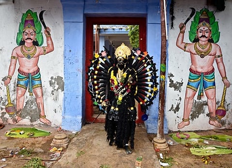 Hindu outfits objected to HR&CE department's (Madurai) notice that offerings made by devotees on the priest's plate should be collected and handed over to the department in Madurai.