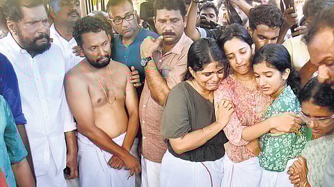 Niranjana and Nirupama, the daughters of the late additional district magistrate
Naveen Babu, break down as his mortal remains are taken for cremation at Malayalapuzha in Pathanamthitta on Thursday.