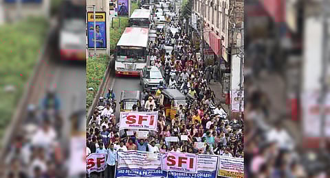 SFI members on Thursday rallied at Naranyanguda in support of the statewide strike called by Telangana Private Degree and PG College Association demanding release of pending dues to the government.