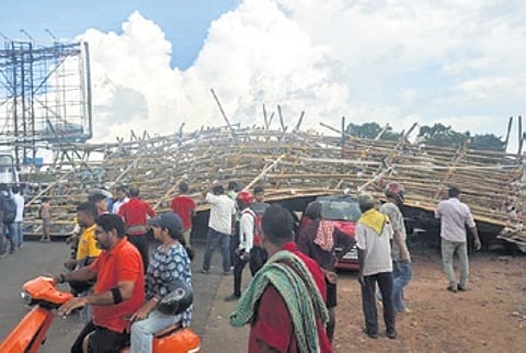 Puja gate collapses near CNBT, vehicles trapped
