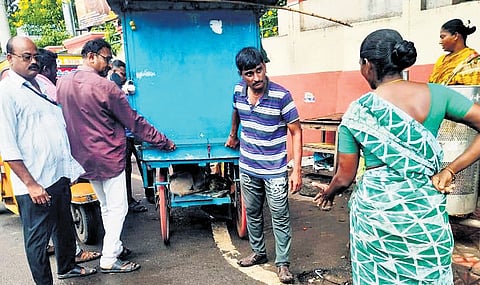 GMC officials conduct drive to remove encroachments