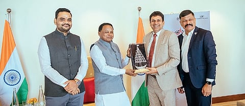 CM Mohan Charan Majhi with chairman of Avaada Group Vineet Mittal at Mumbai