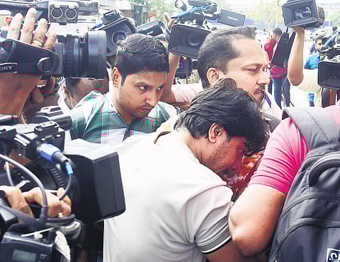 Police shift mobile theft accused to the police station from Ernakulam South Railway Station on Sunday