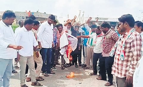 In protest, Mallannasagar oustees burned flex banners featuring Harish, accusing him of falsely claiming that all facilities and compensation had been provided to the displaced families.