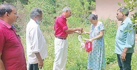 Volunteers of Snehajalakam serving food at Mararikulam South panchayat in Alappuzha