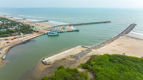 A view of the Nambiyar Nagar mini fishing harbour with two breakwater structures. Four short groynes could also be seen