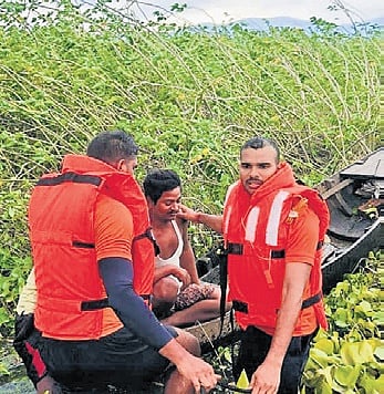 IRB personnel rescue a fisherman
from Kaptipada who was stranded
at Kala Dam I Express