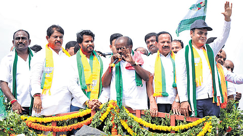 NDA candidate from Channapatna, Nikhil Kumaraswamy, flanked by his father and Union Minister HD Kumaraswamy and
BJP leaders Dr CN Ashwath Narayan, R Ashoka and DV Sadananda Gowda at a rally in Channapatna on Friday