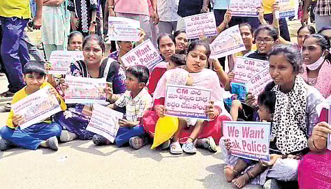 Families of constables protest at Ibrahimpatnam on Saturday