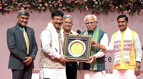 Housing and Urban Development Minister Krushna Chandra Mahapatra receiving the award from Union Housing and Urban Affairs Minister Manohar Lal Khattar.