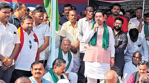 Union Minister for Food and Consumer Affairs Pralhad Joshi addresses agitating
farmers in Vijayapura on Wednesday