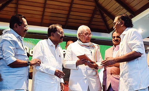 Kerala Governor Arif Mohammed Khan having a word with poet V Madhusoodanan Nair before releasing the book ‘Savyasachiyaya Karmayogi’ on Goa Governor P S Sreedharan Pillai, in Thiruvananthapuram on Thursday. Writer George Onakkoor and P S Sreedharan Pillai are also seen