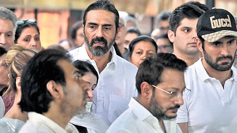 Bollywood actor Arjun Rampal and others at Lodhi Road crematorium