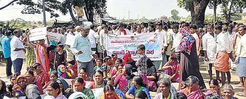 Opposing the Centre’s permission for uranium exploration in Kappatralla, people stage a protest at Devanakonda on Saturday