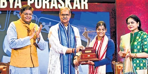 Odisha Deputy Chief Minister Kanak Vardhan SIngh Deo presenting the Ekalabya Puraskar to Pratyasa Ray.