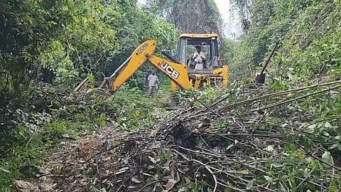 Landslide completely blocks the Periyakulam - Agamalai road in Theni district, Highways department officials taking measures to clear off the debris
