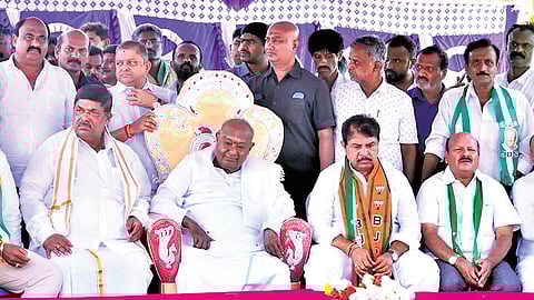 Former PM Deve Gowda campaigns for grandson Nikhil Kumaraswamy in Virupakshipuri, Channapatna taluk, on Tuesday