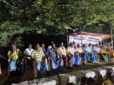 The people of Pottaloorani agitating at a venue in the village.