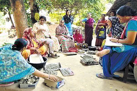 Dolon Kundu (in the centre) holding a workshop for women