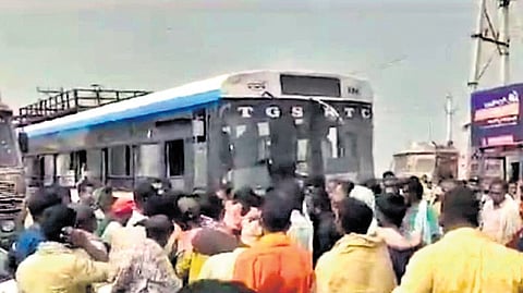 Farmers stage a rastaroko on Miryalaguda - Vemulapally road in Nalgonda on Sunday