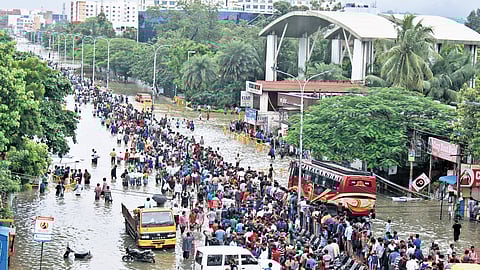 People stranded on inundated Mount Poonamalle High Road near DLF IT Park during 2015 Chennai floods