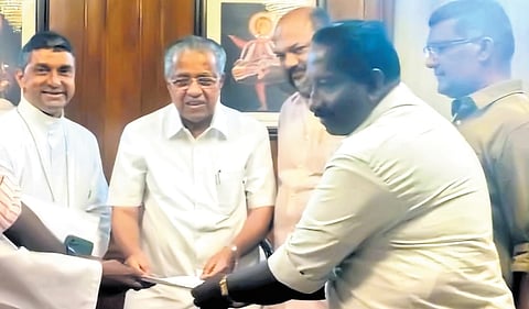 Munambam Land Protection Committee, led by Kottapuram Bishop Ambrose Puthenveettil (extreme left), submits a memorandum to Chief Minister Pinarayi Vijayan at Ernakulam Guest House on Monday