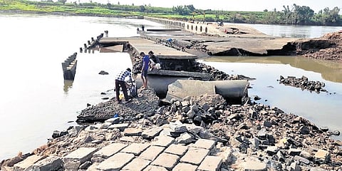 The damaged Manjari-Bavana-soundatti bridge-cum-barrage across Krishna River, in Chikkodi taluk